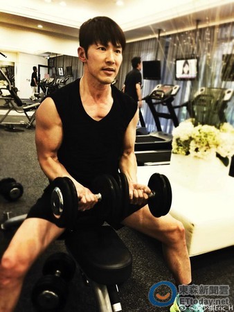 黄少祺「超立体腹肌」全靠这一招 飞虎冻龄15年帅气依旧