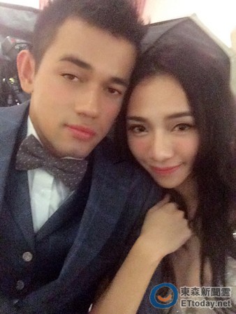 Kiwebaby浪漫婚照出炉 高难度「女下男上」操