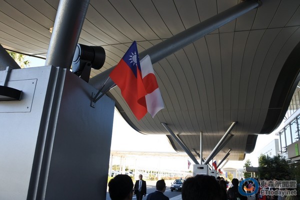 旅日台侨挥舞中华民国国旗热情欢迎 蔡英文:很