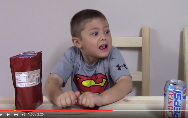 7岁男童挑战断魂椒 眼睛爆凸小脸揪成一团 | E