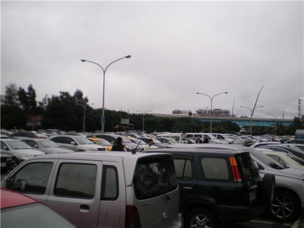 这什么社会?争抢停车位 男遭恶煞打断鼻梁 | E