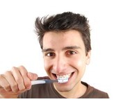 早上刷牙噁心想吐？可能牙膏擠太多！　13個原因大揭密