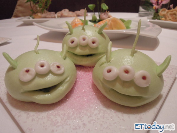 「三眼怪」爬上餐桌 饕客:怎么金鱼变饺子了! 