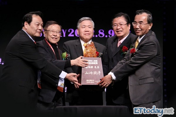 新寿董事潘柏铮 获颁第九届华人保险大会终身
