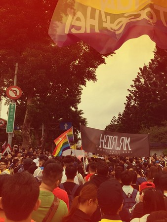 人、树、彩虹旗的最美巧合 台湾同志游行出现