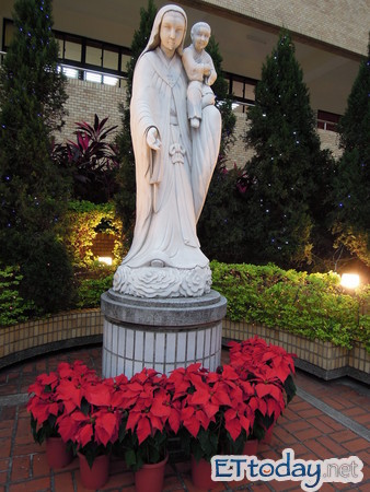 小小耶稣在马槽 《静修女中》圣诞树点灯祈福