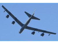飛行期間落漆...美軍「B-52轟炸機」引擎從天而降！