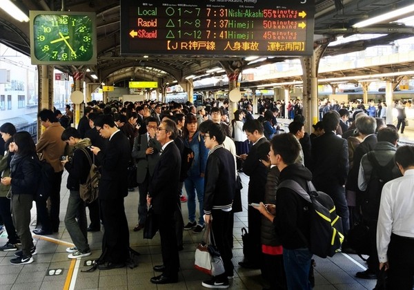 奇景!日本jr断电停驶 5千人整齐排队走铁轨脱困