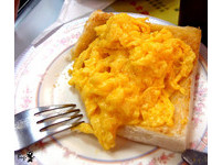 香港早午餐！必點軟嫩香濃炒蛋多士、招牌燉鮮奶