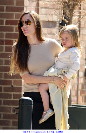 图\/安洁莉娜裘莉爱女萌入镜!小公主扮相演「睡