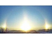 俄羅斯天空同時有3個太陽！　劃出半圓的「幻日」奇景