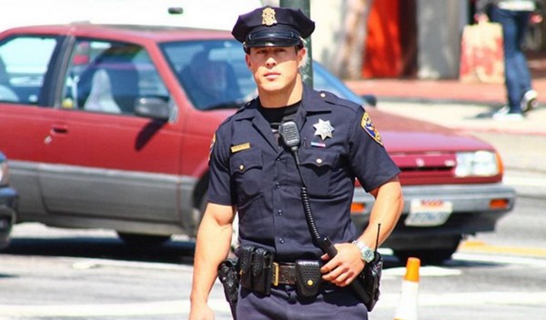 美国最帅员警知法犯法肇事逃逸 让5万粉丝心都