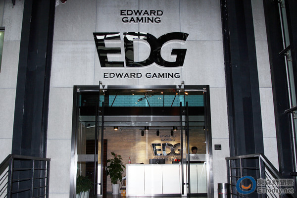 edg 俱乐部门口与柜台 logo 明显到不会认不出来.(图/记者洪圣壹摄)