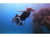 英國「輪椅潛水」體驗　讓身障者也能漫遊海底