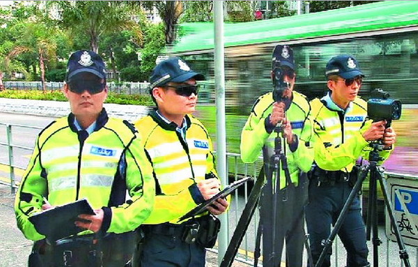 香港交警人型立牌太逼真 鬼月吓坏驾驶