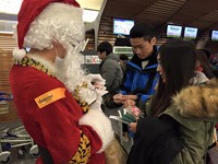 台灣虎航推驚喜　機場遇聖誕老人能拿禮物