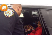 紐約警察超暖心突襲　臨檢民車竟是為了送孩童聖誕禮物
