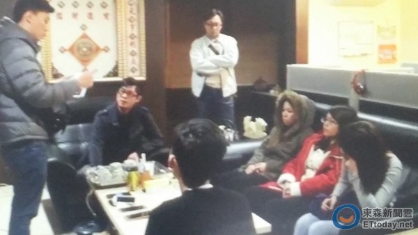 辣熟女开赌博网站 标榜正妹真人对战还有手机