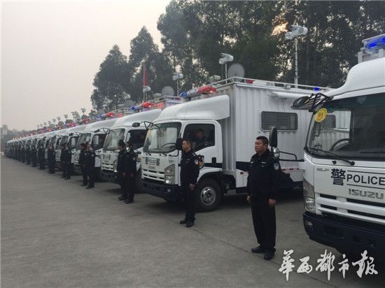 成都17辆「巨无霸警车」亮相 「查毒马桶」能