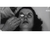 67年前配隱形眼鏡要「麻醉」　看完影片你還有勇氣戴？