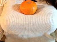 「爆乳妹」把橘子放胸部　網友：犯規，我也想…