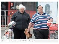 還吃！肥胖夫妻胖到得靠國家養　大吃炸雞惹怒英國人