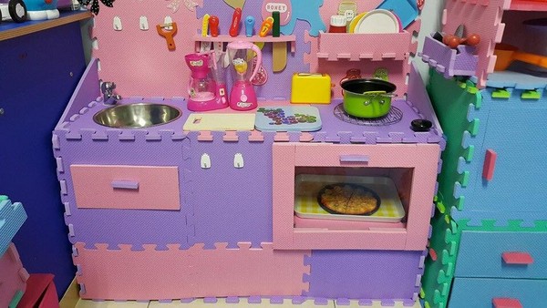 妈咪用巧拼做玩具给孩子 迷你厨房实在太强大了