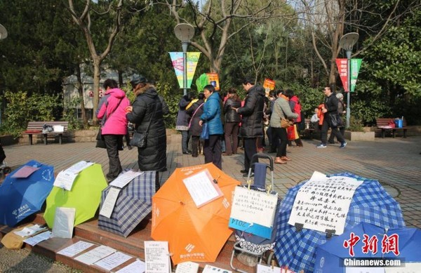 上海人民公园相亲角 聚集一票爸妈为子女「撑伞寻偶」