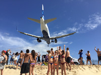 747在頭上10M飛過超震撼　瑪侯海灘是航空和比基尼天堂