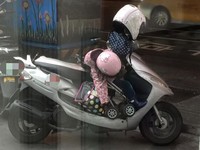 台北街頭冷颼颼…女童身體歪斜熟睡在機車　網友抱屈