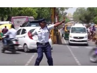混亂馬路中的帥哥正能量　印度的月球漫步交警