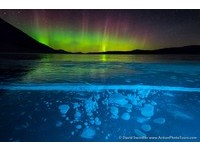 北極光照射在「冰氣泡」上　加國亞伯拉罕湖變得好壯觀