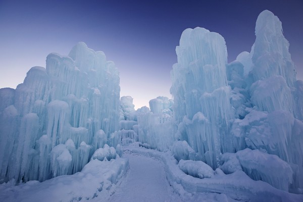 加拿大公園打造「冰雪奇緣」城堡　夜晚會發齣彩色光芒