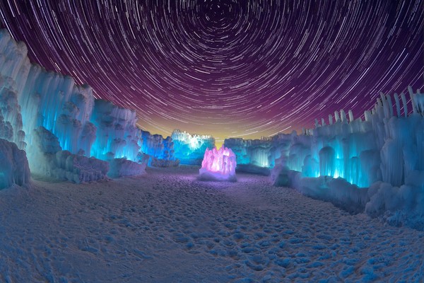 加拿大公園打造「冰雪奇緣」城堡　夜晚會發齣彩色光芒