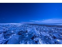 冬季奇景！北海道大津海岸「寶石冰塊」　像戒指堆海邊