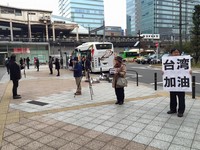 震災送暖！日本年長者在東京寒冷街頭幫台灣募款