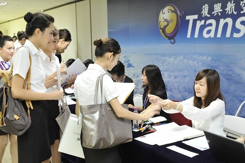 不是正妹<em>想当空姐怎么做</em>?笑容亲切先过第一关