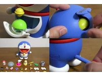 哆啦A夢下海化身扭蛋機　百寶袋可拿出「道具」裝身上