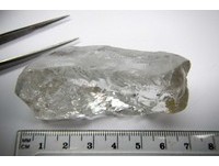 安哥拉挖出404克拉「純白巨鑽」　7公分價值台幣6.6億　