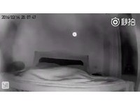 無人密室拍到靈異畫面　視訊頭偵測到「光球」床頭飛飄