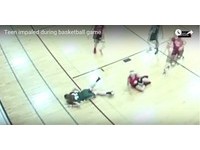 籃球少女跌倒趴地　腹部意外遭4吋木板插入