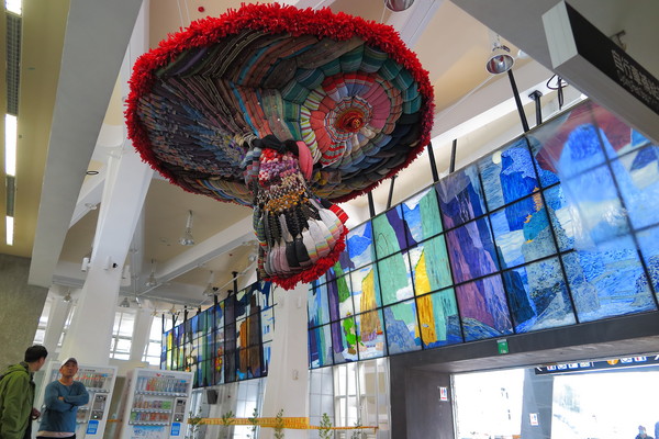 原住民织女织出通往山林的路 新城太鲁阁车站