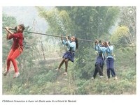 最危險的上學路　尼泊爾學生每天「游繩」過河