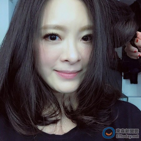 刘真当妈后首晒素颜「回春嫩肌 紧抱爱女吐真情告白