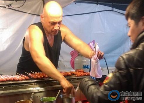 香肠摊男「撞脸」大肌肉冯迪索 网惊:不买香肠就等死