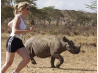 在非洲草原跟犀牛慢跑！肯亞馬拉松要先讓路給動物居民