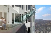 洛杉磯「全透明玻璃溜滑梯」乘著夜色從300米高空滑下