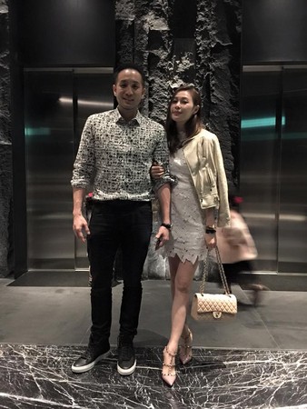 小咪背经典小香穿贴身洋装 辣味与唐志中庆结婚周年