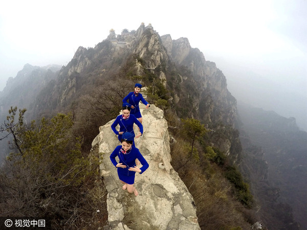 练好英文卡实在! 3女梦想当空姐.赤脚站悬崖练