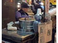 服務老顧客　台南年近90歲伯伯堅持擺攤來賣手工豆花